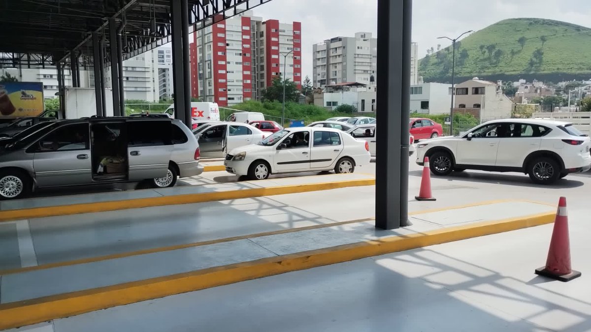 Trafico_ZMG's tweet photo. Denuncian caos en el verificentro CVR0010 de avenida Colón y periférico. El personal está rebasado y no atienden a los que hicieron cita más temprano, la fila es larga y también está generando tráfico vial. 
Automovilistas se quejan del descontrol y falta de atención del personal. 

Atención @SemadetJal @GobiernoJalisco