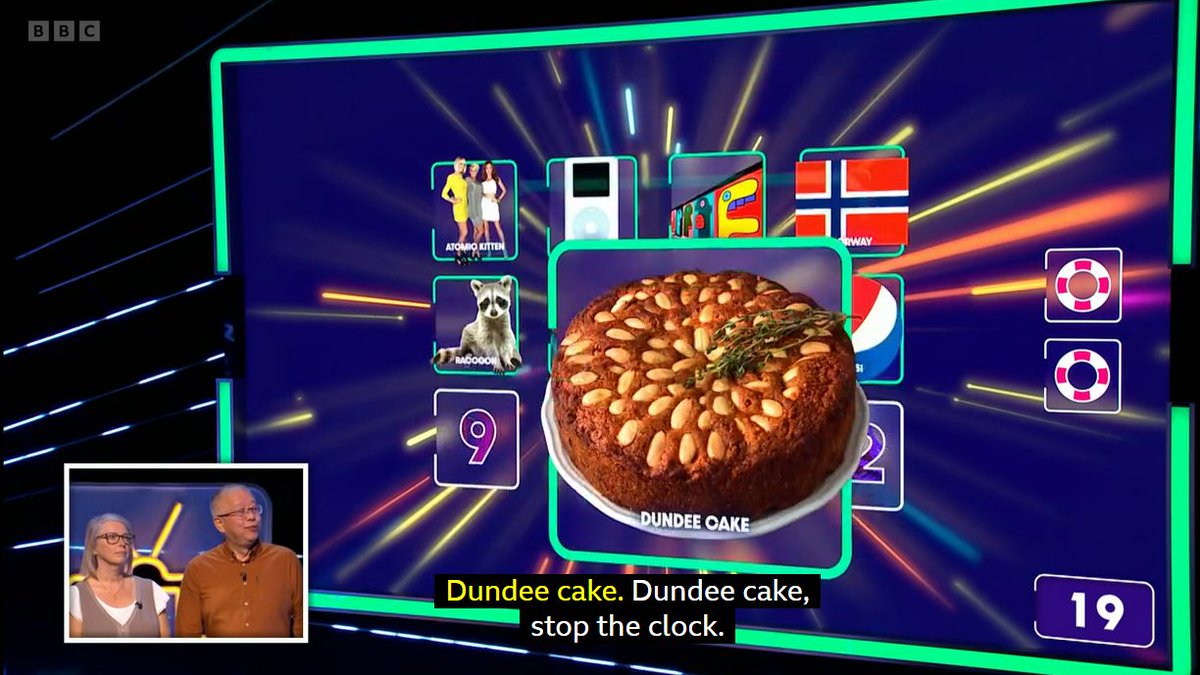 andybfaedundee's tweet photo. Waiting for the #DoctorWho trailer and this appears! 😆 #DundeeCake https://t.co/FAf7cf746j