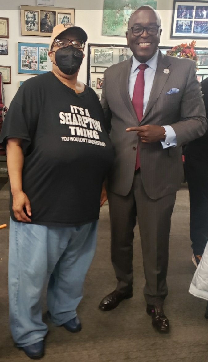 AlvinPonder's tweet photo. IT'S A SHARPTON THING!  This member of a Texas Chapter of National Action Network's wore a T-shirt which caught the appreciative eye of @TheRevAl Sharpton.
#NANSaturdayActionRally 
#NationalActionNetwork https://t.co/ksxFdcyz8K