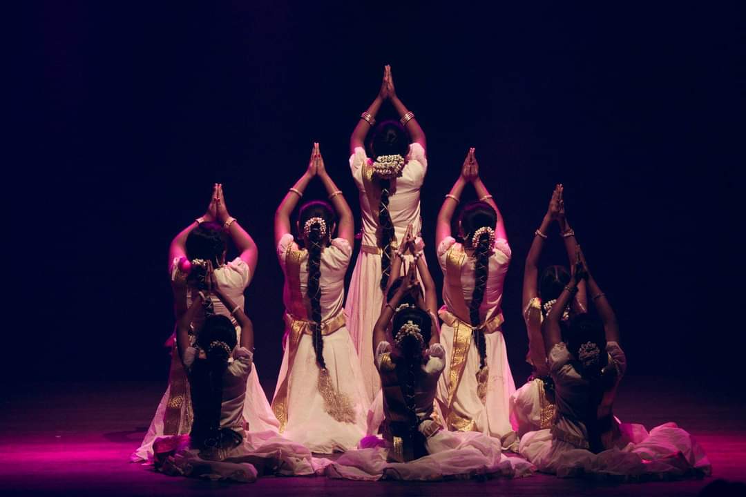 shomakaikiniS's tweet photo. PRAYAAS Mumbai 🍃🙏🏻 
Our Shishyas warmly welcome YOU : 
Sunday 29th October Veer Savarkar Auditorium Dadar
#Mumbai 
Log On To #BookMyShow https://t.co/0ZgvlzIj8Y