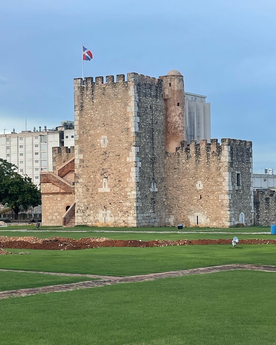 monpabon's tweet photo. El Centro Histórico de Santo Domingo en República Dominicana, es desde el año 1990 Patrimonio de la Humanidad (UNESCO). 

Esta hermosa porción de ciudad amurallada resguarda varias de las edificaciones más antiguas construidas en America.

#centroshistoricos #patrimonio #memoria https://t.co/xsIHZlLizy