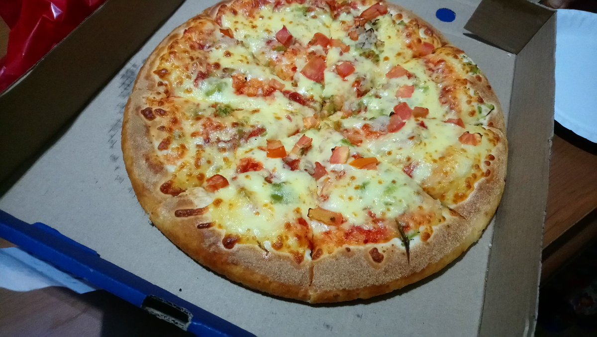 reddy_setgo's tweet photo. @romanspizza_sa ordered at 17:35 delivered at 19:05 half of the pizza is dry one is thick base when I ordered thin it's cold why the hell would I of wanted to subjected myself to this shit after going to the restaurant just to find out the driver is on his way with this crap! https://t.co/50hfBDTKfo