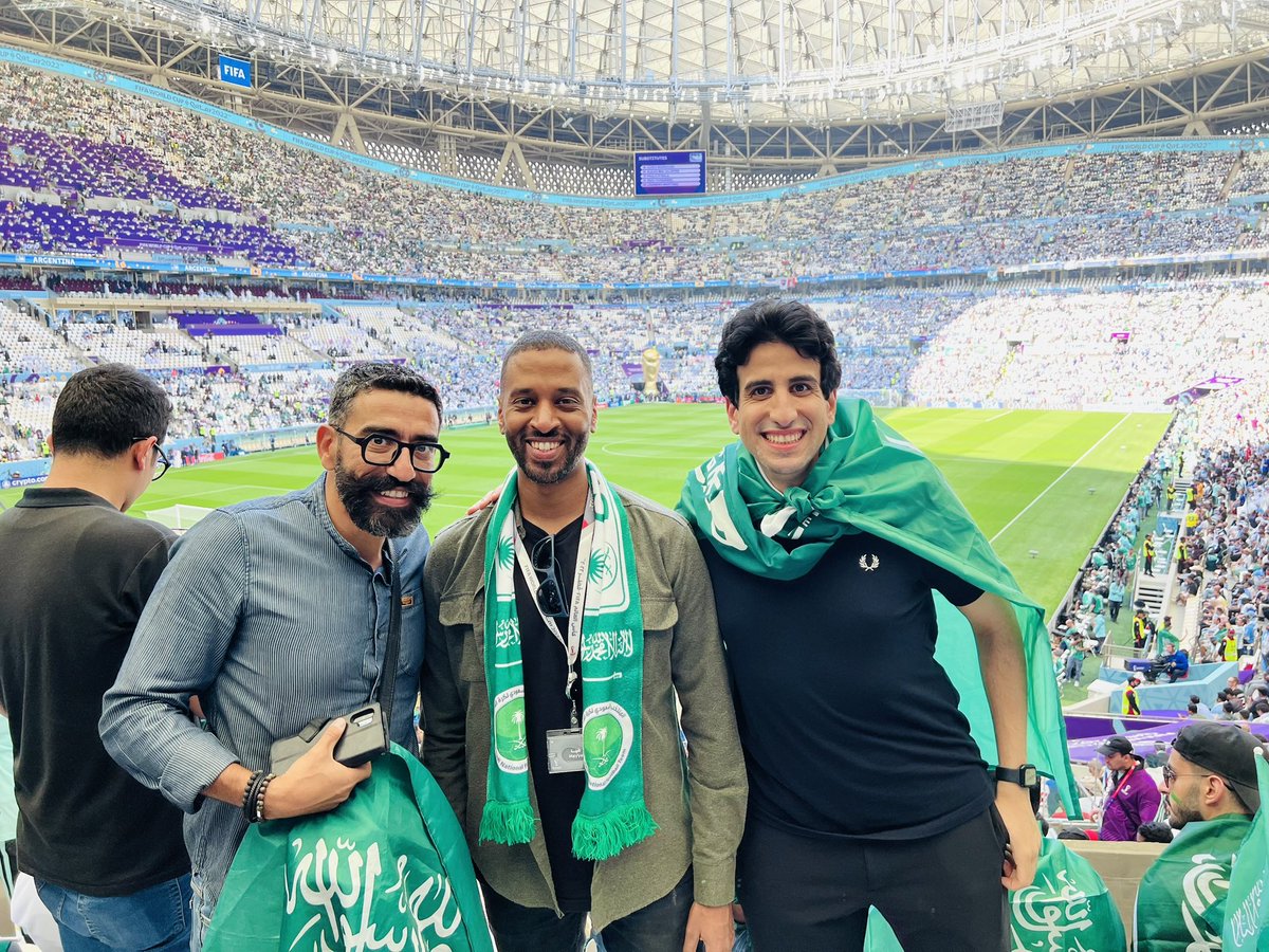 غادرت السعودية بالضبط قبل 4 أعوام (سبتمبر 2019). عشت خلالها ما بين بريطانيا وتركيا والسودان، وما زلت حتى الآن، عندما أشتري شيئا بأي عملة مختلفة، أحوّل الرقم في رأسي إلى ما يعادله بالريال السعودي! هل في أحد مازال يعمل نفس الشيء ممن عاشوا في السعودية؟
غادرنا السعودية، والسعودية لم