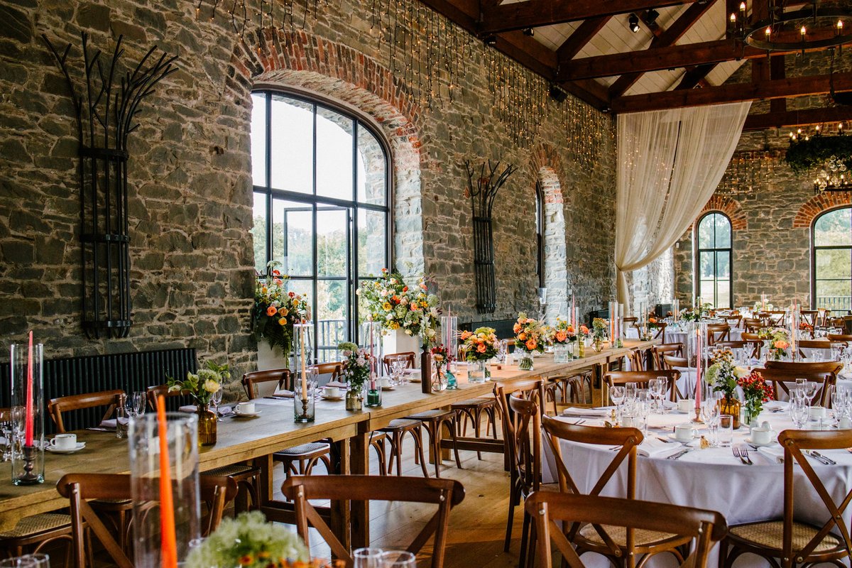 Can we please talk about how amazing the @thecarriagerooms looked for Ben and Sinead’s wedding with all the incredible styling and flowers from the @flowerroombelfast 😍 what a dream reception venue! ❤️ //
.
.
.
#thecarriagerooms #montaltoestatewedding #honeyandthemoonphotography