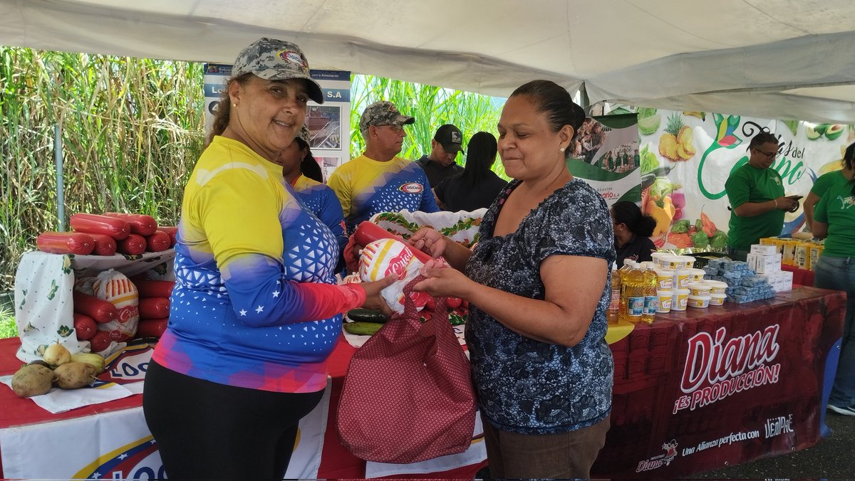 #23Sep #AlMomento || Somos #GarantíaDePaz, por ello, a través de nuestra flota de camiones de cavas refrigeradas, el <a href="/MinAlimenVen/">minalimentacion_ve</a> garantiza la transportación de los combos de proteína en la #FeriasFelCampoSoberan en el Urbanismo El Morro, Eje Sur de Petare, Edo #Miranda.