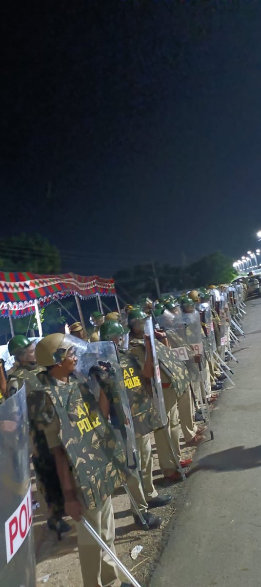M9News_'s tweet photo. Andhra Pradesh Police alert to stop the proposed Car Rally of IT Professionals

#ChandrababuArrest https://t.co/Mb3FXzUGdr