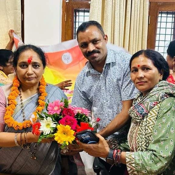 bjp4kotdwar's tweet photo. आज विधानसभा कोटद्वार झंडा चौक स्थित कैंप कार्यालय में महिला मोर्चा द्वारा  इस ऐतिहासिक निर्णय के लिए आदरणीय प्रधानमंत्री नरेंद्र मोदी जी का अभिनंदन किया। https://t.co/eeDbHoBevF