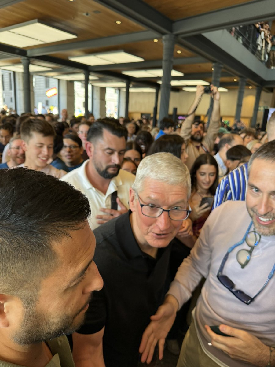 Visita sorpresa de Tim Cook en Puerta del Sol - Apple Store