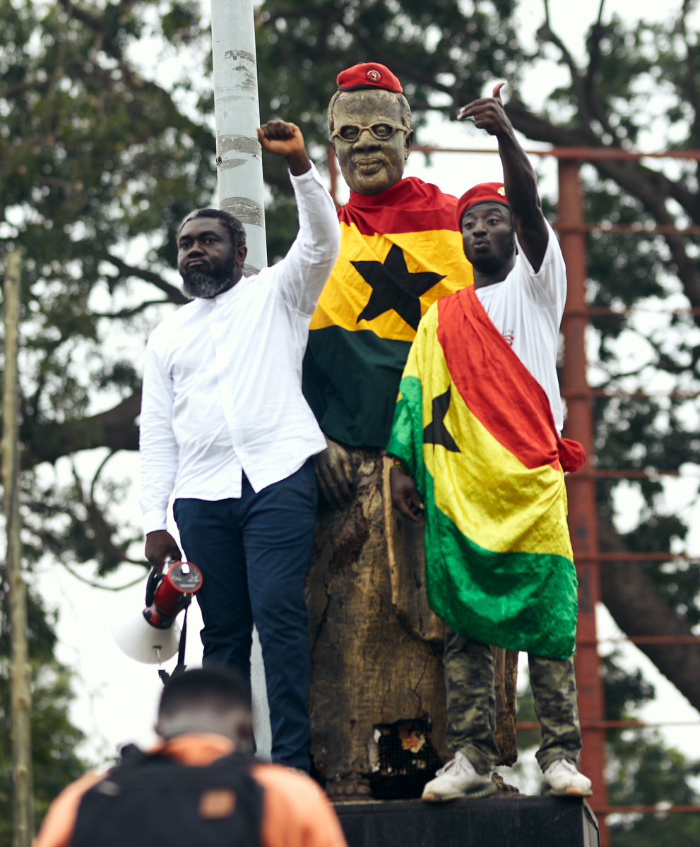 pixelkingss's tweet photo. Leading the line #occupyjulorbihouse https://t.co/0Rjr6rNPDH