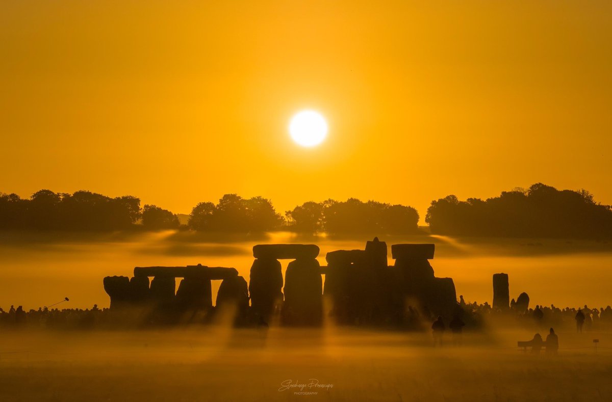 Autumn Equinox at Stonehenge this morning. Photo credit Stonehenge Dronescapes on FB 👏🙏👍
#equinox #autumn #celebrations #stonehenge #september #trees