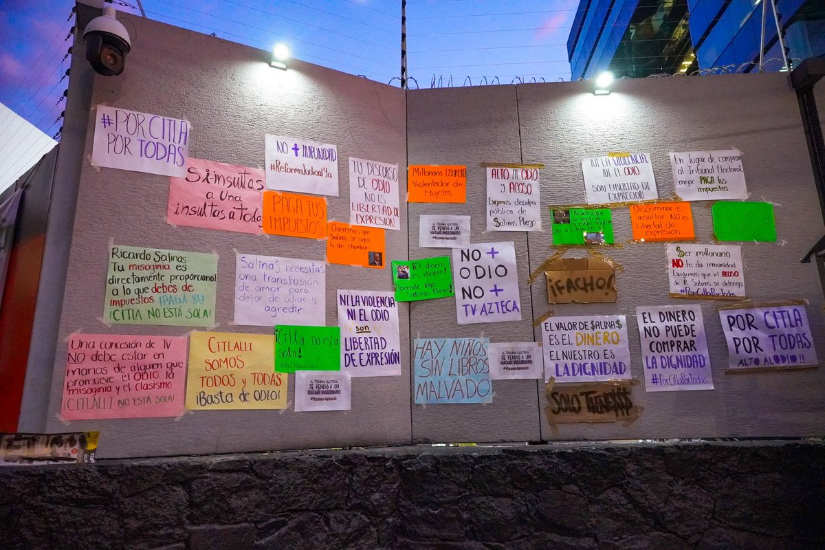 camaradatania's tweet photo. Ahí estuvimos y este fue el mensaje que dejamos

En viernes, hasta TV Azteca, feministas y militantes a quienes nos convoca luchar contra el odio y la violencia de un oligarca

Ninguna de nosotras hemos hecha nada contra otra compañeras o movimientos

Si tú no luchas, deja luchar https://t.co/V1235S1Glq