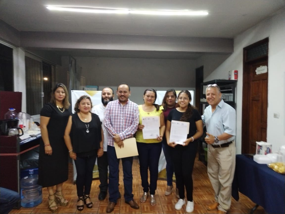 insistemx's tweet photo. Nuestro Secretario General José Luis Moreno Landa entregó a nuestra compañera @Rosa Isabel Alarcón Alonzo y la compañera @Melizabeth Álvarez García de la Sección 32 del SNTE ordenes de presentación producto de una permuta del nivel de Preescolar, enhorabuena.
#YoSoyINSISTE https://t.co/hBsN8t9fDl