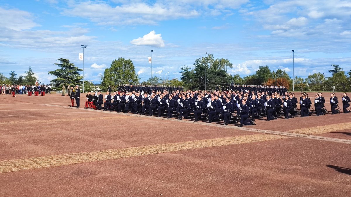 Gouv_mili_Lyon's tweet photo. Baptême de la promotion 2022 "MLCL Georges Amstrong" aux EMSLB #Bron présidé par le MG Margery #DCSSA et le GCA Mistral #GML. Exemple, dévouement et sacrifice sont désormais les valeurs de cette promotion. #JeunesOps https://t.co/J8JWxZlUjJ