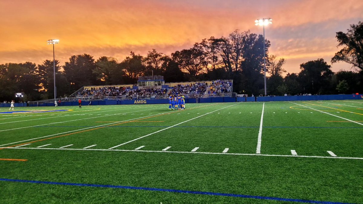 SoccerDons's tweet photo. πΌ What a beautiful night for soccer last night on Connor Field! πΈ's from the Dons victory over John Carroll! π΅π‘β½οΈ #BlueAllDay #RDR #AMDG
πΈ credits: @flicsbylilly https://t.co/feLVr8ggiM