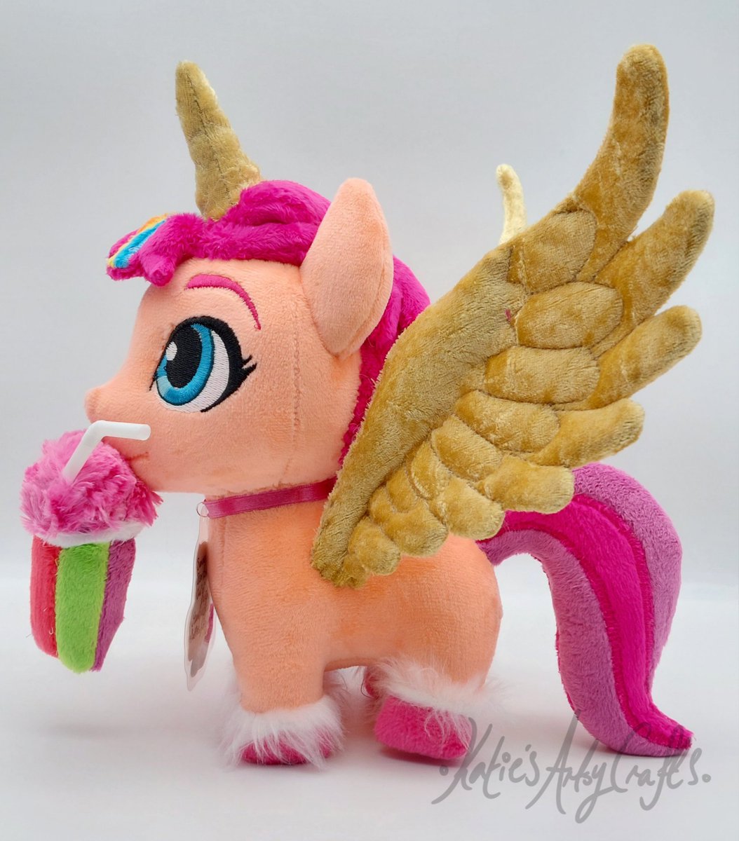 katiecoolchic's tweet photo. Alicorn Sunny plush with magnetic smoothie. She will be at my @UKPonyCon table in a week's time! ^^
I will also have a limited amount of the smoothies available separately as plush accessories! 🍉🍇🍍 https://t.co/907s3pPpzU