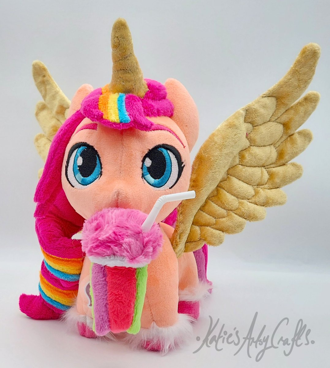 katiecoolchic's tweet photo. Alicorn Sunny plush with magnetic smoothie. She will be at my @UKPonyCon table in a week's time! ^^
I will also have a limited amount of the smoothies available separately as plush accessories! 🍉🍇🍍 https://t.co/907s3pPpzU