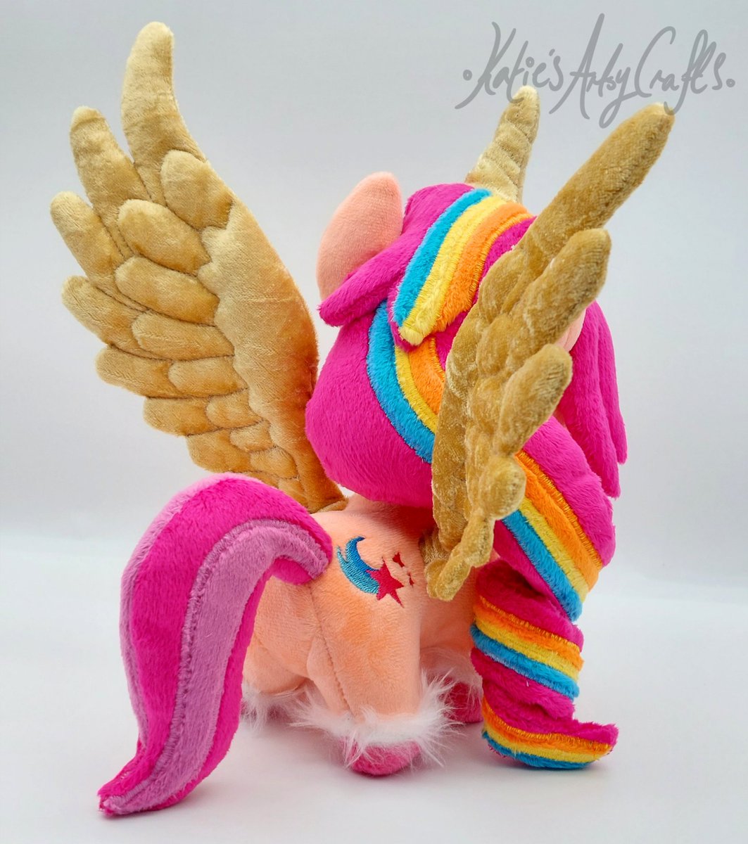 katiecoolchic's tweet photo. Alicorn Sunny plush with magnetic smoothie. She will be at my @UKPonyCon table in a week's time! ^^
I will also have a limited amount of the smoothies available separately as plush accessories! 🍉🍇🍍 https://t.co/907s3pPpzU