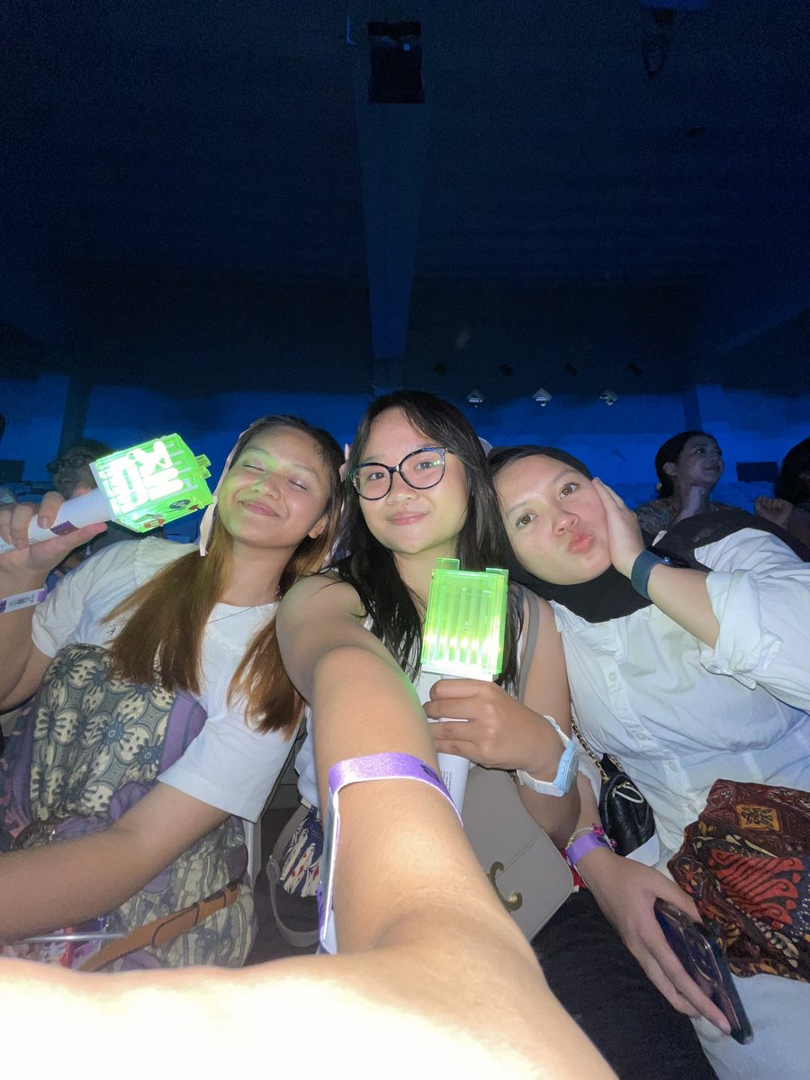 cizzburger's tweet photo. nonton konser terrrr astagfirullah byk dramanya tppp asikkk bgtttt!!!! 
🤩🤩😍😍♥️♥️😘😘 MAU LAGIII 🥺 https://t.co/5n5BtUoVJ2