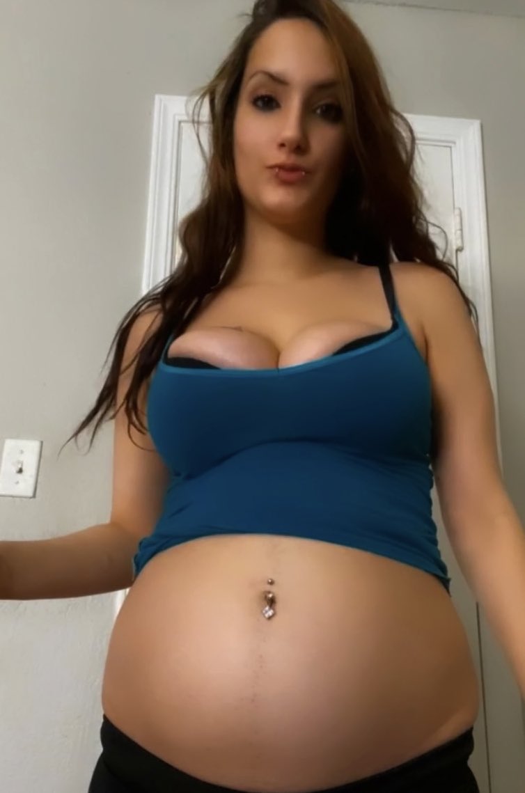 bellies getting bigger 💋🫶🏽🖤 #mommy #firsttimemom #pregnancy #pregnancyjourney