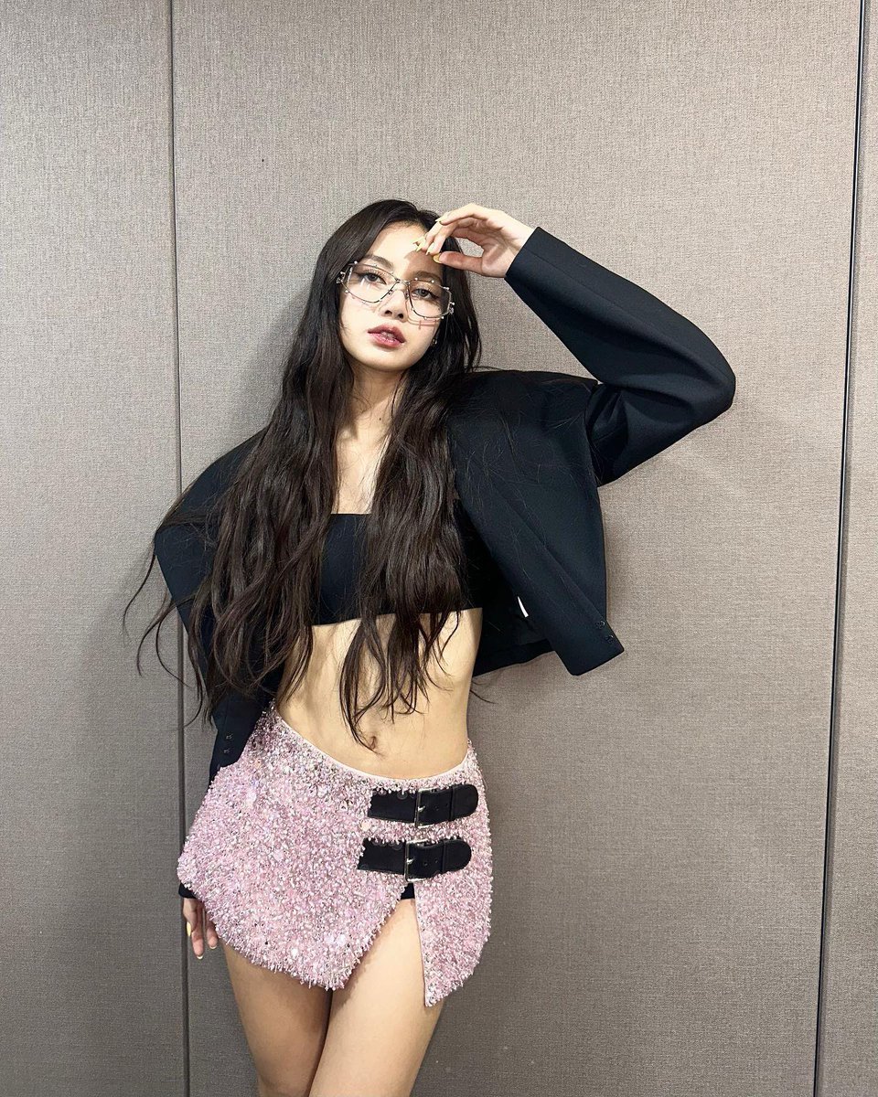 WORLDMUSICAWARD's tweet photo. #BLACKPINK's #Lisa is a real bombshell in latest pics shared on Instagram...👏👩‍🎤📸✨💫🌟🔥👑💛🖤💗
@BLACKPINK https://t.co/UJT8Jko4vr