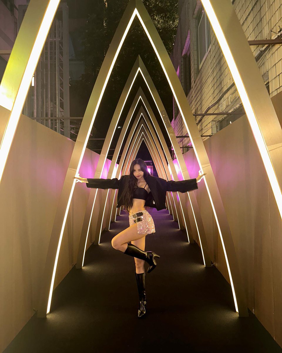 WORLDMUSICAWARD's tweet photo. #BLACKPINK's #Lisa is a real bombshell in latest pics shared on Instagram...👏👩‍🎤📸✨💫🌟🔥👑💛🖤💗
@BLACKPINK https://t.co/UJT8Jko4vr
