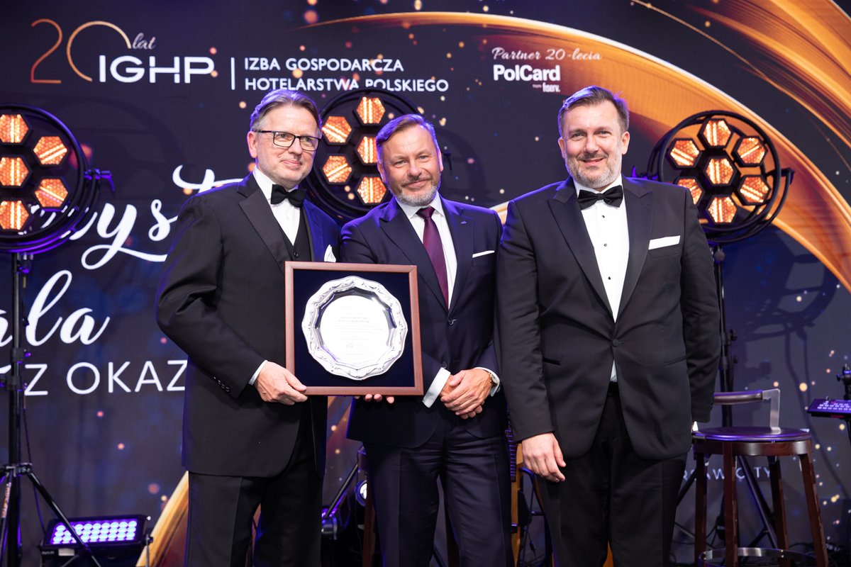 POT_GOV_Pl's tweet photo. We wtorek świętowaliśmy jubileusz 2⃣0⃣-lecia @IGHP_Hotelarze. 🎉 Podczas gali prezes #POT Rafał Szmytke przekazał gratulacje oraz podziękowania za wkład w rodzime hotelarstwo i na ręce prezesa #IGHP @irek_weglowski oraz sekretarza gen. M. Mączyńskiego złożył pamiątkową paterę. 🏆 https://t.co/JWQnEUsH8u