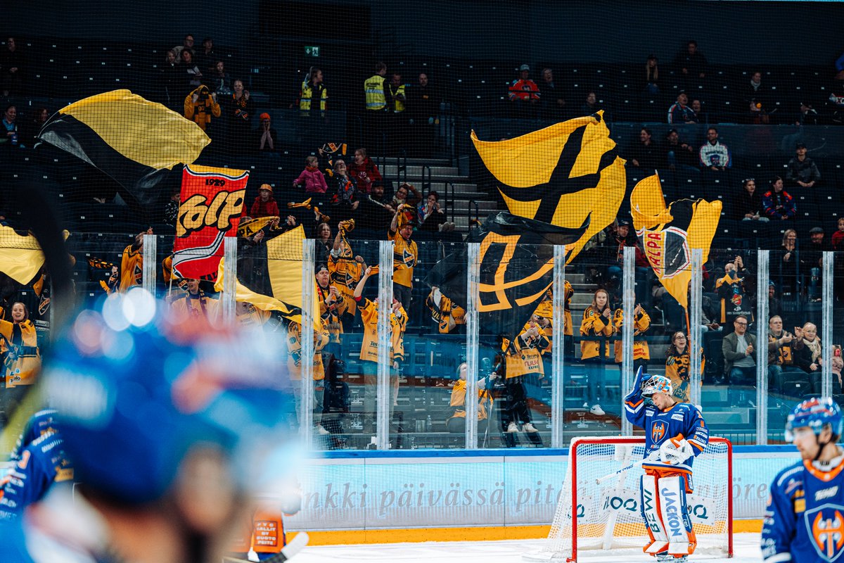 KalPa_Hockey's tweet photo. Kiitos jälleen äänekkäästä tuesta @Musta_Verkosto ja kaikki muutkin Tampereelle matkanneet keltamustat. 💛🖤

#KalPa #Liiga 📸: Jooel Hildén https://t.co/qQfATghjn6