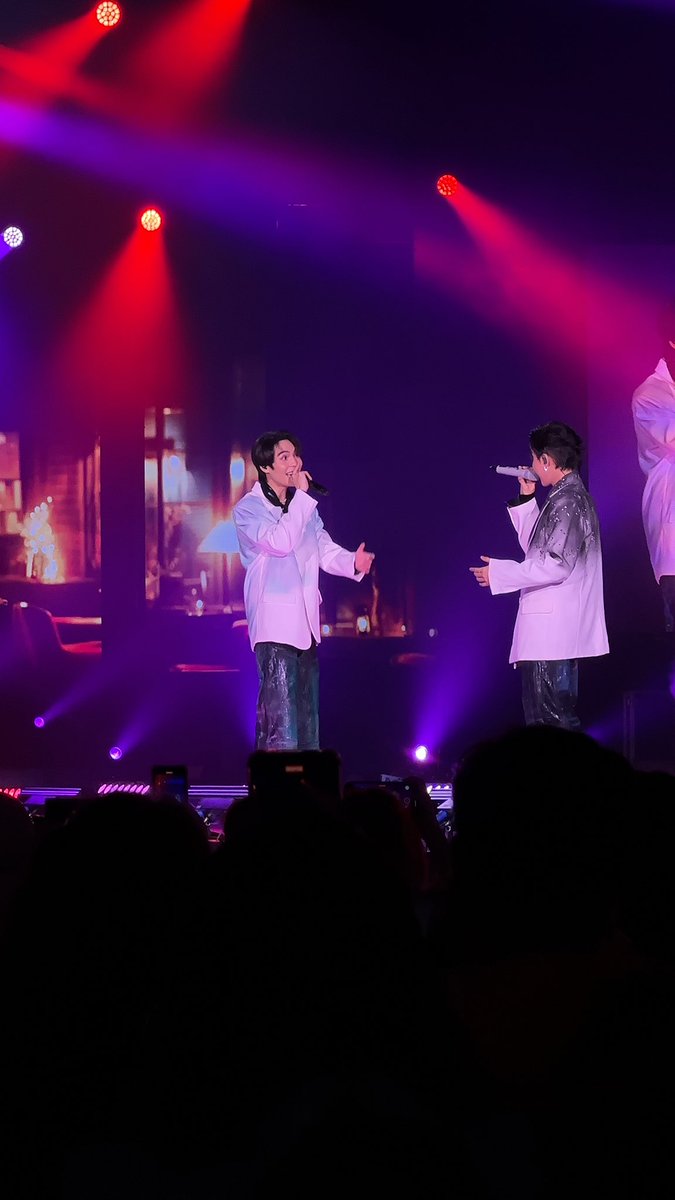 Thousands_tears's tweet photo. Happiness is when I can finally meet y’all instead of watching it from my computer 🥹🧡🖤✨ You guys did great tonight! Have a good rest!🥰

 SEE YOU IN SINGAPORE KAAAAA🧡🖤✨❤️🙏🥰

@myktnw 
@Firstkpp 

#GMMTVFandayinBKKxFK https://t.co/ciSLzpR8Es