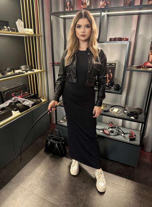 What would you buy for me in this store ? 💕🔥 https://t.co/7uw7iPJR3M