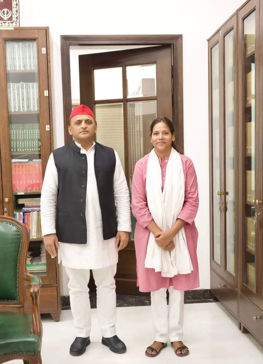 iamanand97's tweet photo. संघर्षशील, क्रांतिकारी व सरल, सौम्य स्वभाव रखने वाली छात्रों कि आवाज़ को बुलंद करने वाली #समाजवादी पार्टी 🇧🇾🚲 छात्र सभा की पूर्व राष्ट्रीय अध्यक्ष बहन Neha Bhu जी को जन्मदिवस की बहुत बहुत बधाई एवं शुभकामनाएं।।🙏🎉🎂💐🎊🌺
#HappyBirthday🎉💐🎂🎉🙏
@yadavakhilesh 
@NehaYadavBHU https://t.co/DOG4S2PGyo