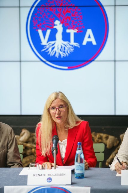 gianfrancomer11's tweet photo. Avv. DDr. Renate Holzeisen
Questo cambia tutto! EMA e Commissione Europea finalmente ammettono i morti per i “vaccini” Covid-19 Comirnaty di Pfizer/BioNTech e Spikevax di Moderna. Chiediamo che si dimettano subito i giudici della Corte Costituzionale!
A causa dell’enorme numero di morti improvvise – proprio anche tra i giovani – l’Autorità per il Farmaco Europea (EMA) e la Commissione Europea ora ammettono nella versione nuova dell’allegato I alle decisioni di autorizzazione di immissione sul mercato dei cosiddetti “vaccini”-Covid-19 Comirnaty di Pfizer/BioNTech e Spikevax di Moderna, che queste due sostanze basate su mRNA, causando miocarditi e pericarditi, provocano morti e altri gravissimi danni irreversibili!
Estratto dall’Allegato I Comirnaty di Pfizer/BioNTech punto 4.4. (pagina 4)

Allegato I pubblicato nel settembre 2023 per Comirnaty di Pfizer/BioNTech nel Registro Europeo dei Medicinali: Allegato I Comirnaty
Estratto dall’Allegato I Spikevax di Moderna punto 4.4. (pagina 6)

Allegato I pubblicato nel settembre 2023 per Spikevax di Moderna nel Registro Europeo dei Medicinali: Allegato I Spikevax
I documenti sono estratti dal registro pubblico dei medicinali dell’UE: https://t.co/bEfDInAjhk
Dov’è la giustizia?
Dalla Corte (In-)Costituzionale alle (Non)-Procure della Repubblica hanno consegnato la popolazione al massacro!
Questo è imperdonabile!
Noi Avvocati abbiamo dal 2021 – con crescente disperazione (perché sapevamo che cosa sarebbe successo, perché sapevamo che queste sostanze avrebbero causato ad un enorme numero di persone a breve, medio o lungo termine un gravissimo danno alla salute e perfino la morte!) – sulla base di documentazione ufficiale, come il RMP (Risk Management Plan = piano di gestone del rischio) dei produttori; abbiamo evidenziato che mancavano informazioni fondamentali in punto sicurezza di queste sostanze sperimentali basate su ingegneria genetica. 
I dati ufficiali hanno evidenziato subito che queste sostanze provocano un enorme numero di morti e altri casi di danni gravi irreversibili. 
Non possiamo perdonare ai responsabili della giustizia questo default totale e letale per i cittadini!
Vi siete nascosti dietro evidenti bugie, Vi siete piegati ad un autoritarismo brutale, anziché adempiere al Vs. dovere, – che è quello di tutelare la popolazione (tra cui i bambini!)-, sulla base della mole di documentazione ufficiale, istituzionale che abbiamo prodotto in giudizio sin da Luglio 2021 (al Tribunale di Bolzano).
Questo è il fallimento totale di quel potere che faccio fatica definire “Giustizia”! 
Avete sulla Vostra coscienza anche tantissime vite giovani!
Chiedo che si dimettano innanzitutto subito i giudici della Corte (In-)Costituzionale, affinché la corte diventi di nuovo una Corte Costituzionale! E che comincino a fare finalmente il loro dovere, come impartito dal Legislatore Costituzionale, e dunque dal popolo (e non dall’industria farmaceutica!), le Procure e i Carabinieri NAS, che quantomeno a Bolzano e Trento hanno dato il peggio di loro!
Avv. DDr. Renate Holzeisen
@SERGIOMATTAREL4 @GiorgiaMeloni
@AugustoSinagra @Pignottone @GuidoCrosetto
@adolfo_urso @GiuseppeConteIT @claudioborghi
@AStramezzi @NicolaGratteri @matteosalvinimi
@CarloNordio @marcotravaglio @OrnellaMarianiF
@GiulioMarini2 @AvvSandri @barbarab1974
@Piantedosim @corra_franco @gualtierieurope
@EnricoMichetti @sbonaccini @galeazzobignami
@CarloCalenda @Francescorocca @a_meluzzi
@GiovanniFrajese @GfveGianfra @FrancescoLollo1
@Robertonuzzoam @LorenzoGiuliod1 @AlbertoContri
@CathVoicesITA @RaffaellaRegoli @camuso_angela
@madforfree @gomitolodilana7 @RobertoMirra3
@Astuvz123 @Rosalba_Falzone @francoliver2
@grande_luciano @Adriano72197026 @MaurizioMicelli
@Ardito98731919 @adolar41744618 @Moon_blackchild
@AgainCarlakak