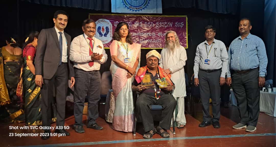 licnarasimha's tweet photo. LIAFI Honored for me Completing of 25 Year's has an LIC Agent in Presence of Chief Guest Mr. Prakash Yoga Guruji, LIC C M Mr. Shiva Kumar, M M Mrs. Jacqueline Abraham, S B M Mr. Vijay Kumar, Mr. Raghavendra Rao &amp; Mr. Thirumalesh &amp; in Presence of All My Agent Colleagues* https://t.co/DLmLVUC5aQ