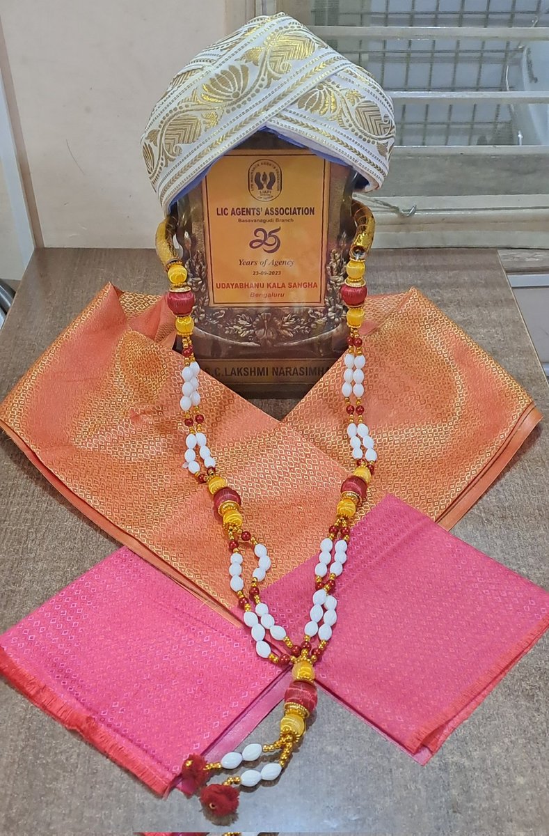 licnarasimha's tweet photo. LIAFI Honored for me Completing of 25 Year's has an LIC Agent in Presence of Chief Guest Mr. Prakash Yoga Guruji, LIC C M Mr. Shiva Kumar, M M Mrs. Jacqueline Abraham, S B M Mr. Vijay Kumar, Mr. Raghavendra Rao &amp; Mr. Thirumalesh &amp; in Presence of All My Agent Colleagues* https://t.co/DLmLVUC5aQ