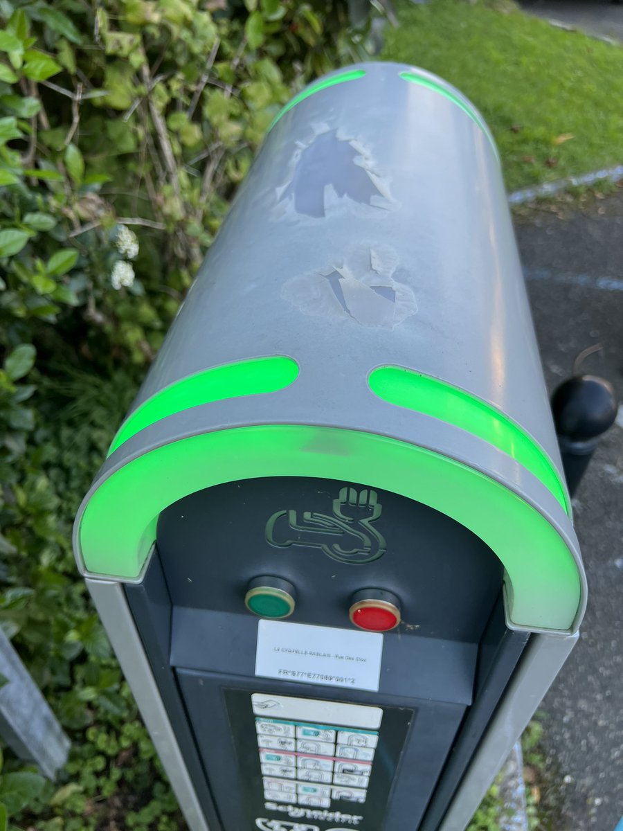 leguignolo's tweet photo. Alors @ecocharge77 , curieux de connaître les taux d’utilisation de vos bornes les tarifs plus chers qu’un superchargeur #tesla ! Ça fait 6 mois et je crois n’avoir vu presque personne charger sur la borne à côté de chez moi qui commence d’ailleurs à partir en lambeaux https://t.co/xaUb3Myu45