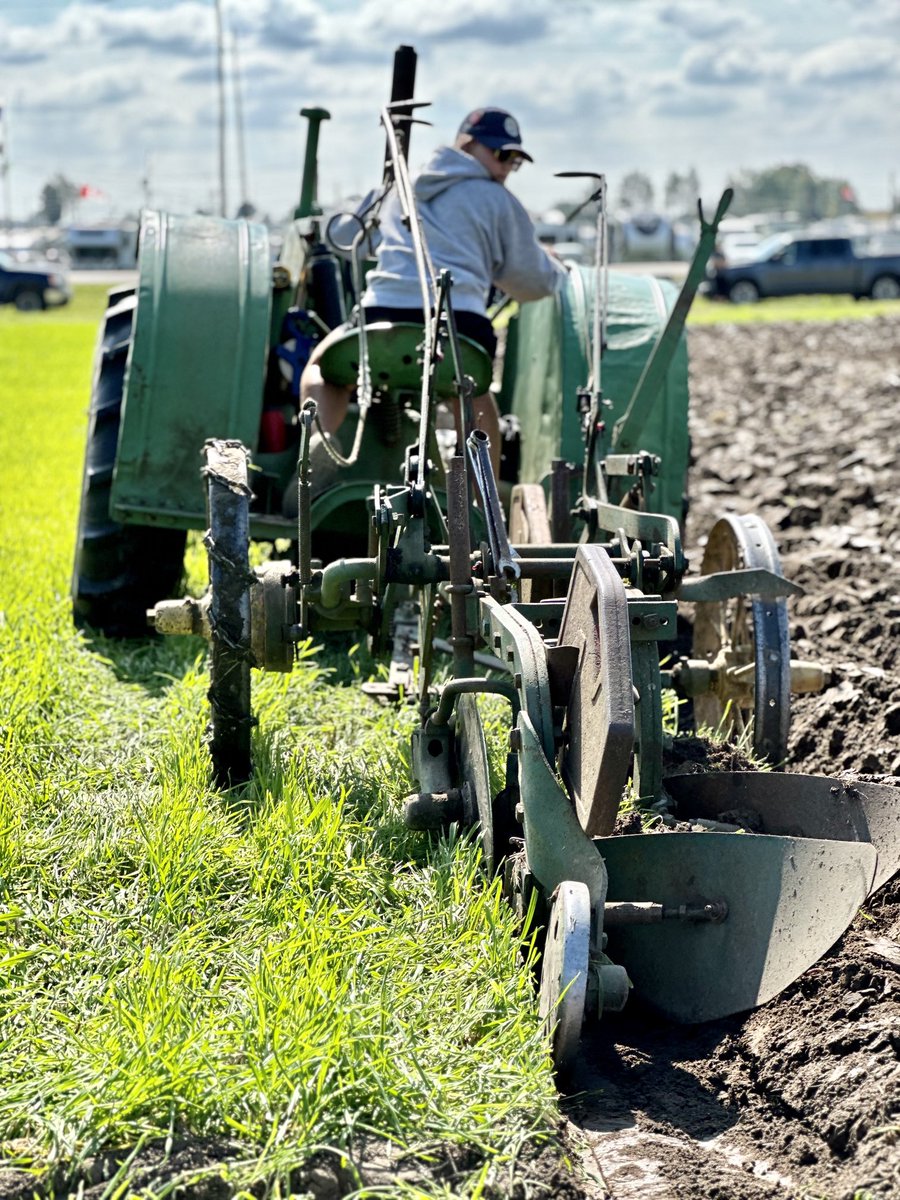 Today’s #IPM2023 Jr. Plowing competition—we have Calysa, a 4th-generation plow person following in the footsteps of her father Colin, her grandpa Ken &amp; great-grandpa Graeme. Keeping it in the family. #OntAg ⁦<a href="/DufferinCounty/">Dufferin County</a>⁩ ⁦<a href="/amaranth_twp/">Township of Amaranth</a>⁩ ⁦<a href="/Grand_Valley_ON/">Town of Grand Valley</a>⁩