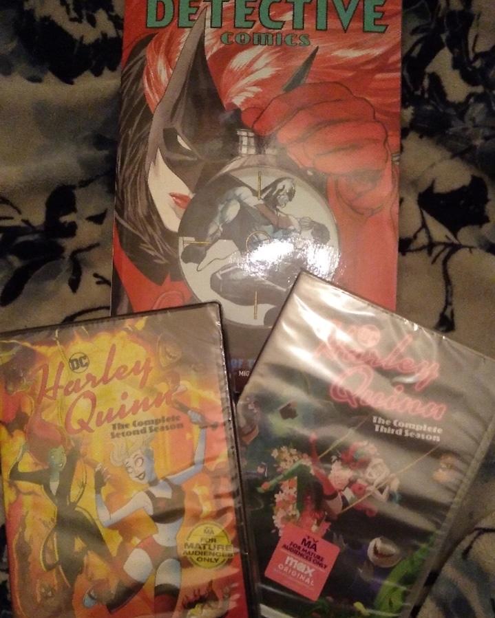 Mail finally arrived 2nd 3rd season of Harely Quinn and the 6th issue of Batman. #Blerdlife #HeroGuyVibes #HeroGuyTalk #BlerdSlpurging #DCComics #HarelyQuinn #Batman