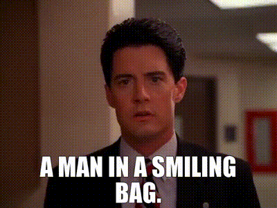 TwinPeaksRevolu's tweet photo. Good day to all the Owls/Agents of the Twin Peaks Revolution, hope you are having a great weekend! On vacay at the #vegas office and there is no sign of Spike but does that bag look like it's smiling to you?
#questionsinaworldofblue https://t.co/XIg36BUHjB