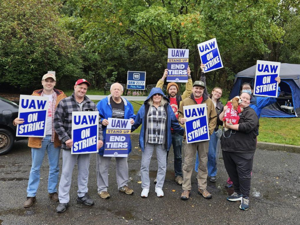 PhillyDSA's tweet photo. Rain or shine, you’ll find us on the picket line. Today we’re standing with UAW Local 2177 (of @UAWregion9) and auto workers across the country as they fight for a fair share of company profits. 

Can you join us for a shift? ⚡️ https://t.co/gYotvlD4LS