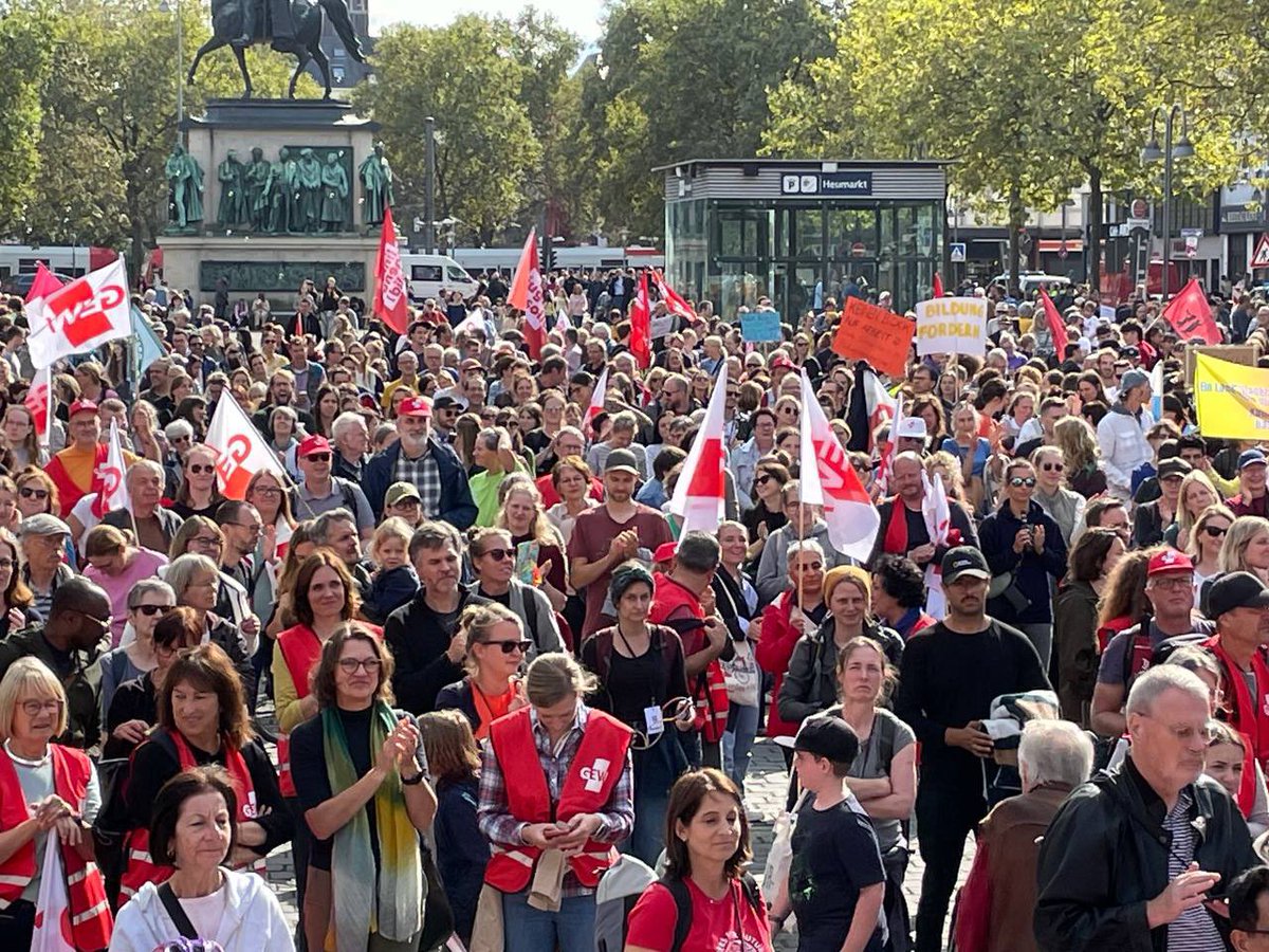 schule_anders's tweet photo. Mit deutlich über 20.000 Menschen haben wir heute bundesweit für eine #bildungswende protestiert!
Schüler*innen, Bildungsbeschäftigte und Eltern gemeinsam!
@Bundeskanzler Ein offenes Ohr für den #bildungsprotest2023?
#twlz #twkita https://t.co/54pM3Jh58K
