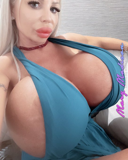 Embracing the elegance of curves and confidence 💃💙 This turquoise evening dress accentuates every curve<a href="/tag/goodnight"class="tags"><span>#goodnight</span></a><a href="/tag/sweetdreams"class="tags"><span>#sweetdreams</span></a><a href="/tag/nighttimemagic"class="tags"><span>#nighttimemagic</span></a>