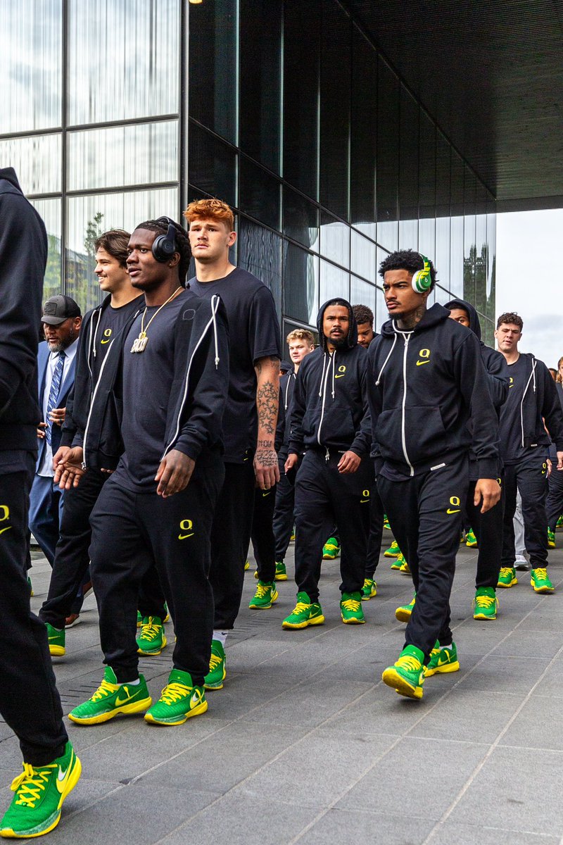 oregonfootball's tweet photo. March to Victory. #GoDucks https://t.co/uffrXebQgk