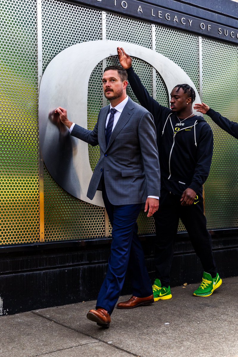 oregonfootball's tweet photo. March to Victory. #GoDucks https://t.co/uffrXebQgk