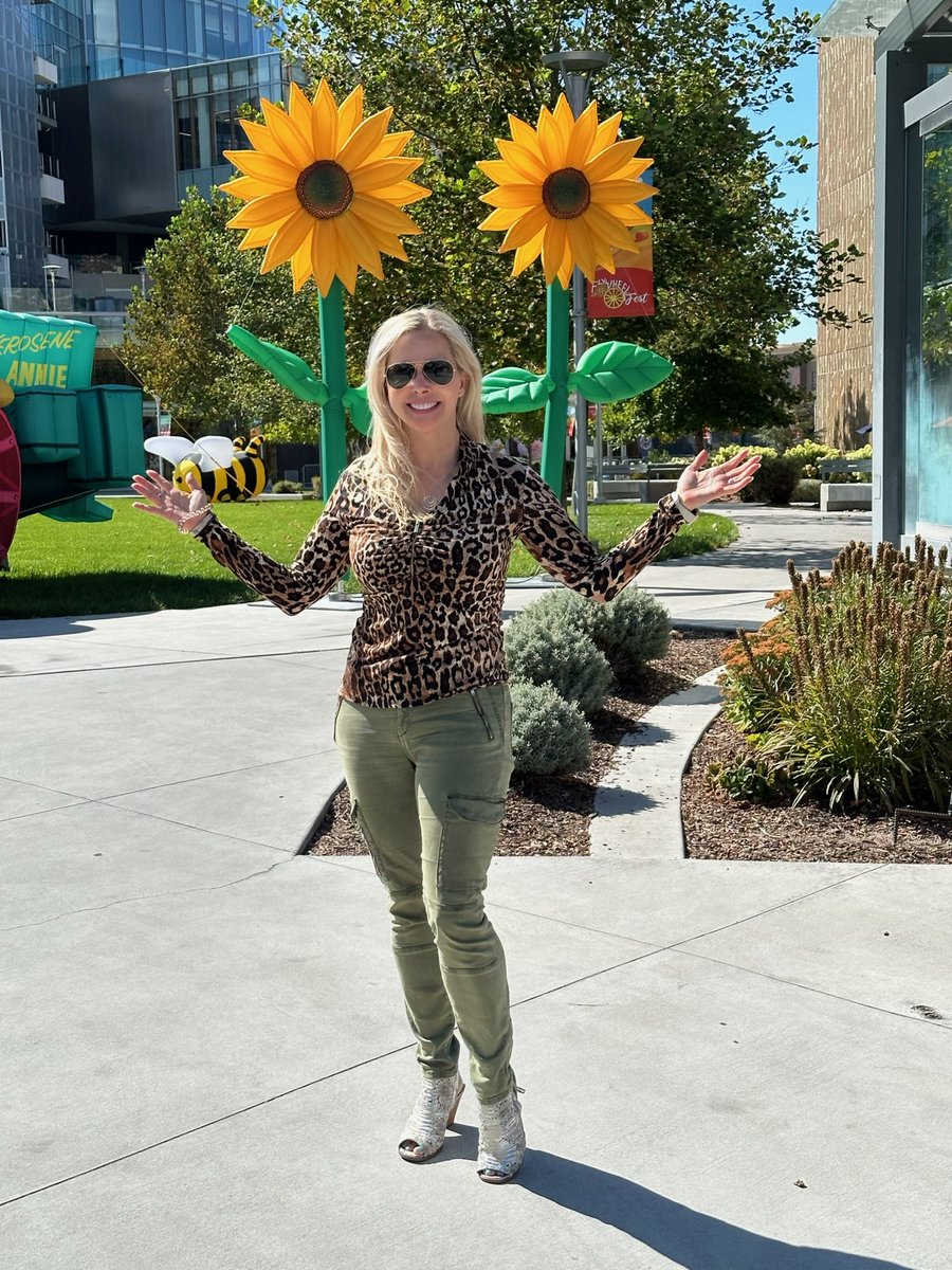 AnneScottlin's tweet photo. ☀️How do you like to share sunshine in someone's day? Share with us... I love hearing the ways!🌻🤗

#WeekendVibes #weekendfun #SaturdayMotivation #sunshine #Sunflowers https://t.co/BTGiXOfoeR