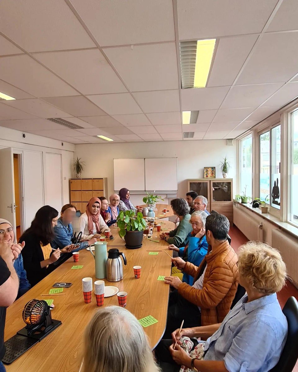 We hebben vandaag Burendag gevierd. Het was een heel leuke dag waar we gezellig bingospel hebben gespeeld met een genot van koffie, thee en lekkernij erbij. Kom jij volgend jaar ook?

#lekker #koffie #thee #burendag #kunstvanhetsamenleven #tilburg #buren #tea #coffee #friends