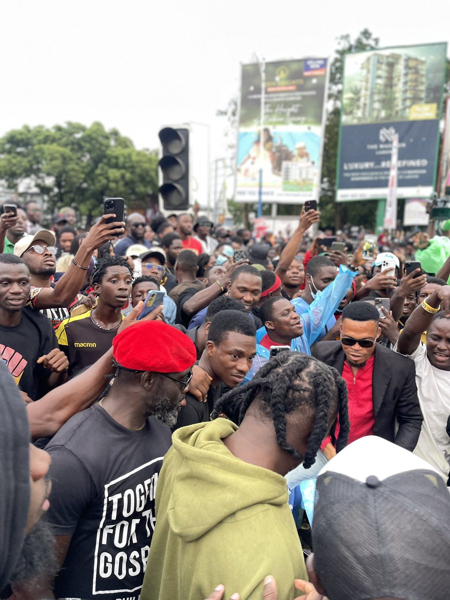 BIacksherif_'s tweet photo. Stonebwoy is one of the most genuine artists I know. He doesn't just talk; he takes real action. Just see how he lifted the fans' spirits when he joined. Thanks, 1Gad, for supporting the #OccupyJulorbiHouse protest!❤️
#FixTheCountry https://t.co/blTeWE9lVb