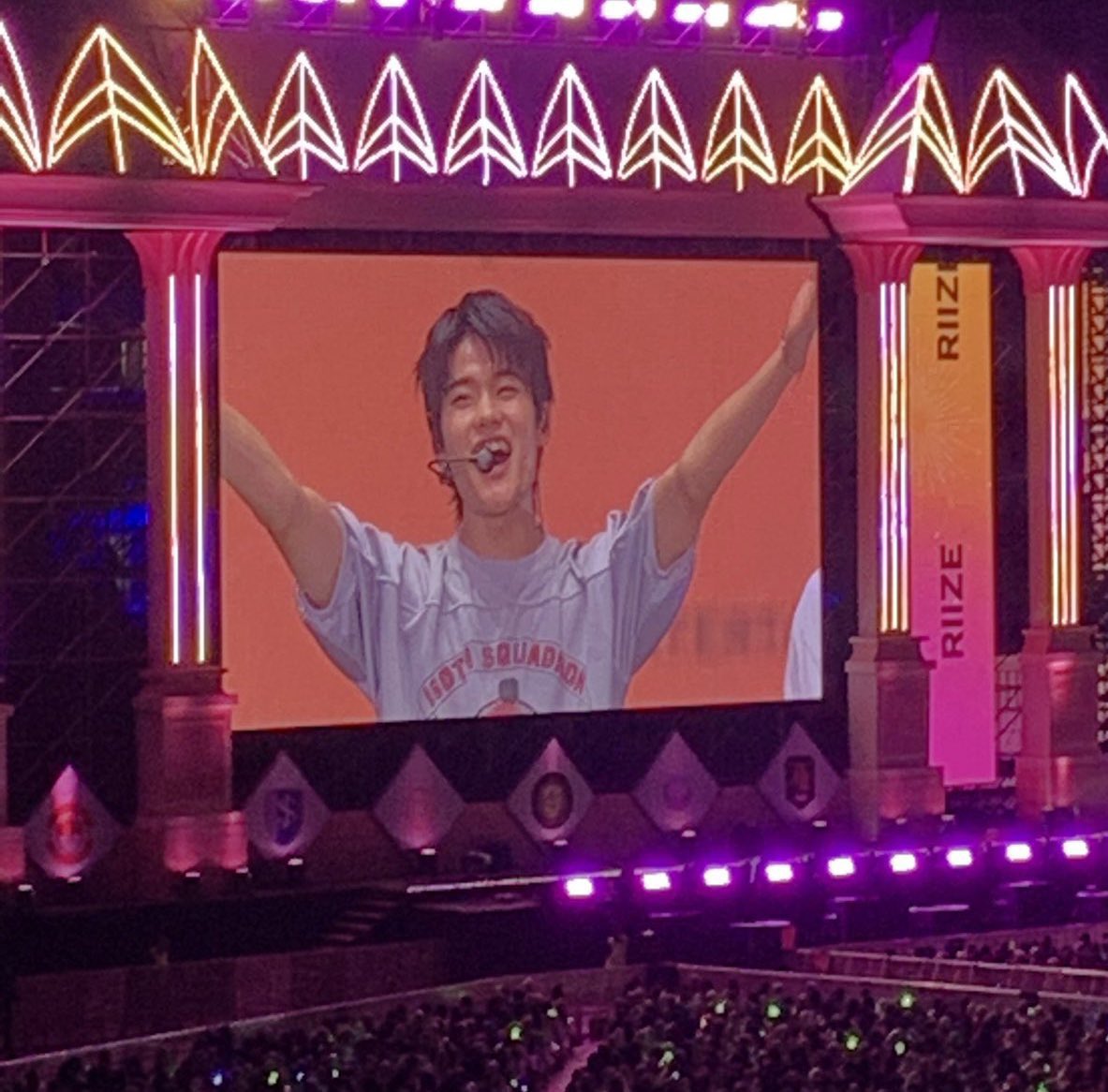 riize_net's tweet photo. this pic is too cute like how can u not smile along seeing him like that on big screen https://t.co/7gFu6r1ESZ