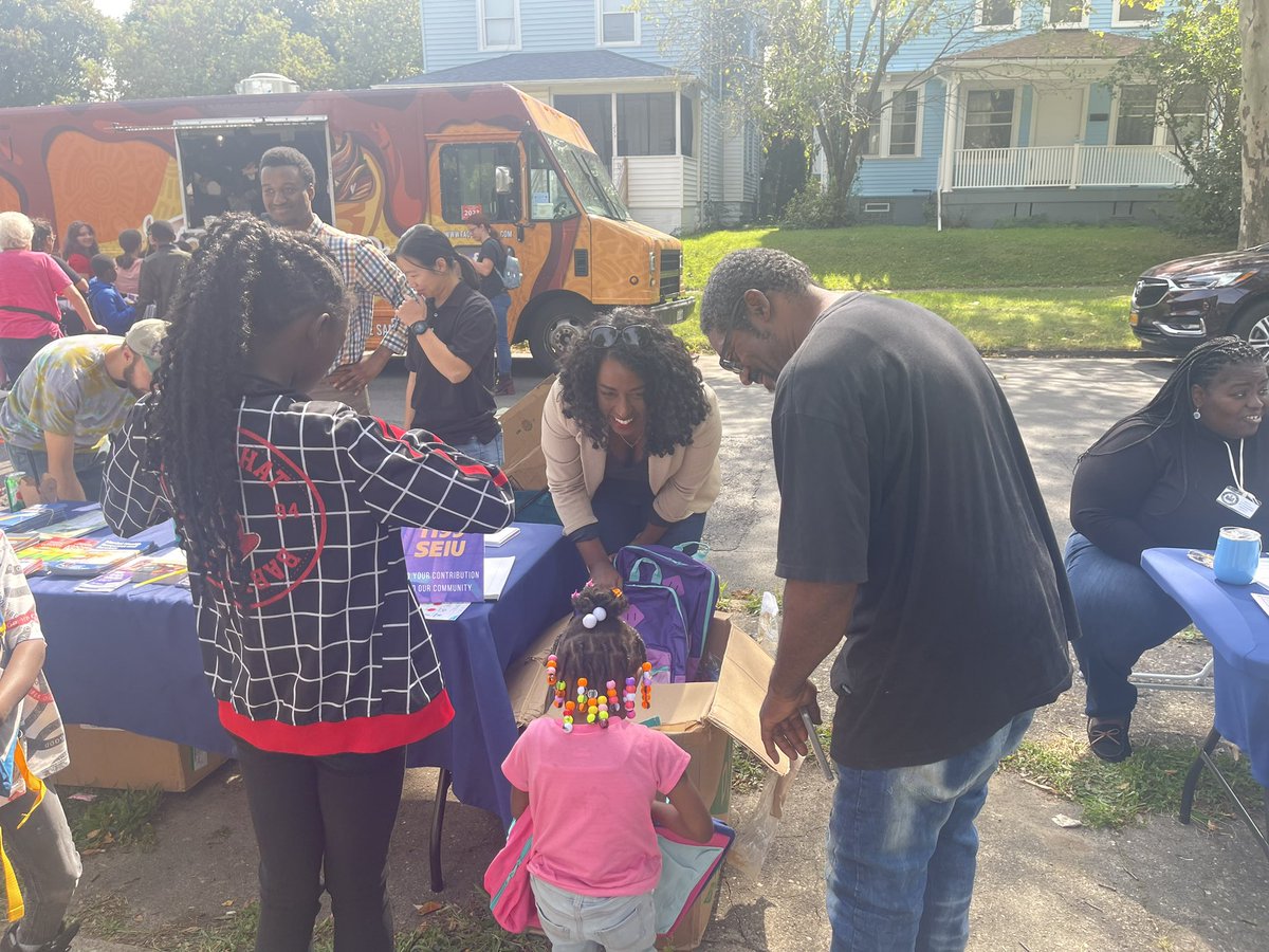 I had a great time meeting Rochester families today at @ConnectedComROC’s annual Fall Extravaganza! We talked about the importance of prioritizing youth mental health and investing in our communities, and passed out bookbags and school supplies donated by @1199SEIU. 💪🏾