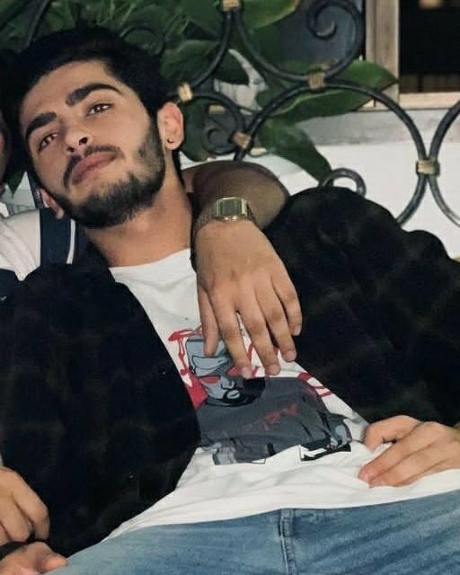 حرف زدن ازین بچه به خدا واستون گرون تموم نمیشه، چیزیتون نمیشه، اونایی که تریبون دارین نزدیک ۱ساله که میلاد تو زندانه به خدا مخاطبتون ایمپرشنی که از همین بچه ها گرفتید نمیخوابه اگه فقط یه توییت بزنید بگید آقا این آدم تو خطره
با گریه مینویسم دیگه زورم به خودمم نمیرسه
#میلاد_آرمون