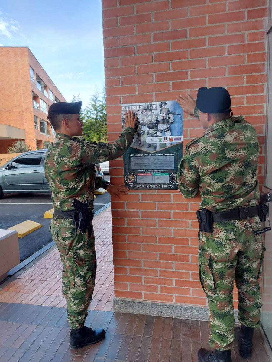 Soldados del <a href="/GaulaMilitares/">GAULA MILITARES</a> Oriente de la #CuartaBrigada, entregan recomendaciones a la comunidad del mpio de Guarne, #Antioquia, para prevenir el secuestro y extorsión. Así mismo, invitan a denunciar en la ☎️ #Línea147 estos delitos.
#YoNoPagoYoDenuncio