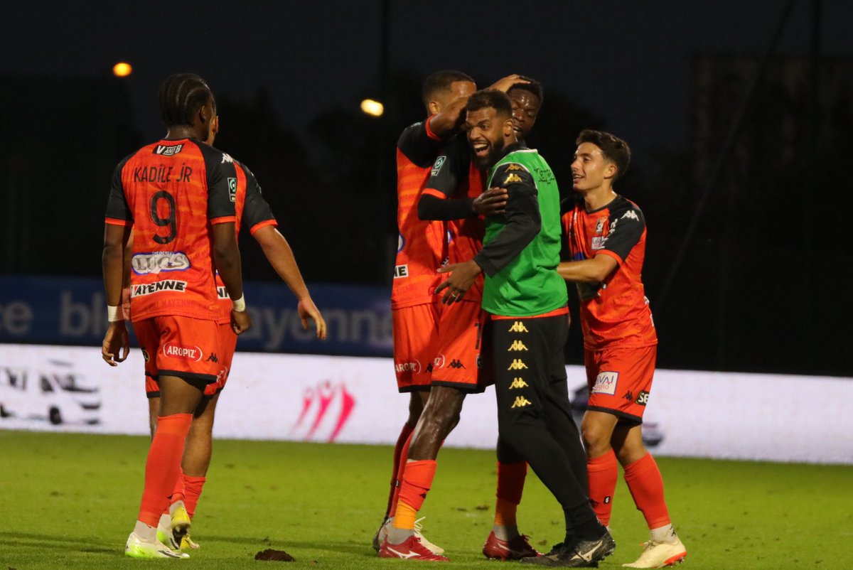 🟠⚫️ Yasser Balde, à l’échauffement, qui crie vers Djibril Diaw pour lui dire d’aller avec conviction sur ce corner.

But de Diaw. 1-1 entre Laval et Guingamp.